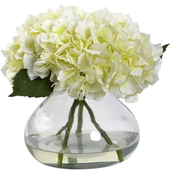Большая цветущая гортензия, искусственные цветы в вазе, не совсем белого цвета