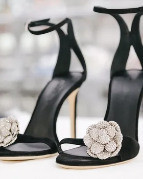 Сандалии с украшением в виде кристаллов и цветов, однотонная летняя обувь с пряжкой на щиколотке, новинка 2023 года, туфли на высоком тонком каблуке с острым носком