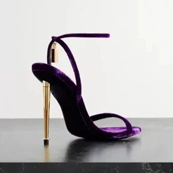 Фиолетовые бархатные сандалии с висячим замком, Золотистый металл, высокие каблуки с открытым носком, женские летние пикантные сандалии для банкета с вырезами